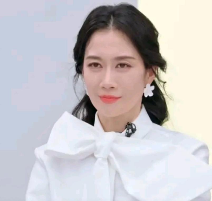 温峥嵘到底退没退出《乘风2026》？一天听到两个不同的说法。

一开始有些自媒体