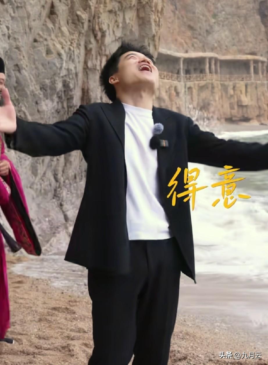 董宇辉下船时还因为晕船摇摇晃晃，险些摔倒。但他却没有因此表现出一丝疲态。说实话，