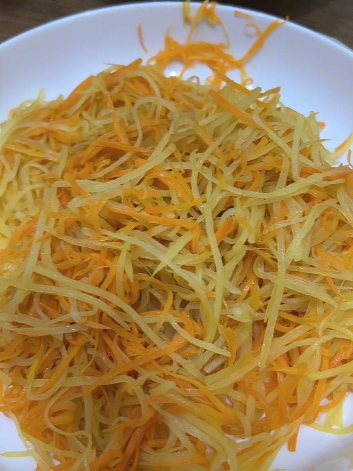 今天早餐吃杂粮煎饼包素炒萝卜丝土豆丝，真的太好吃了，低脂低卡，营养丰富！