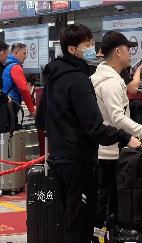 国乒今天出发飞印度，看到任浩也跟赛了，应该还是继续主管王曼昱在比赛期间的训练。