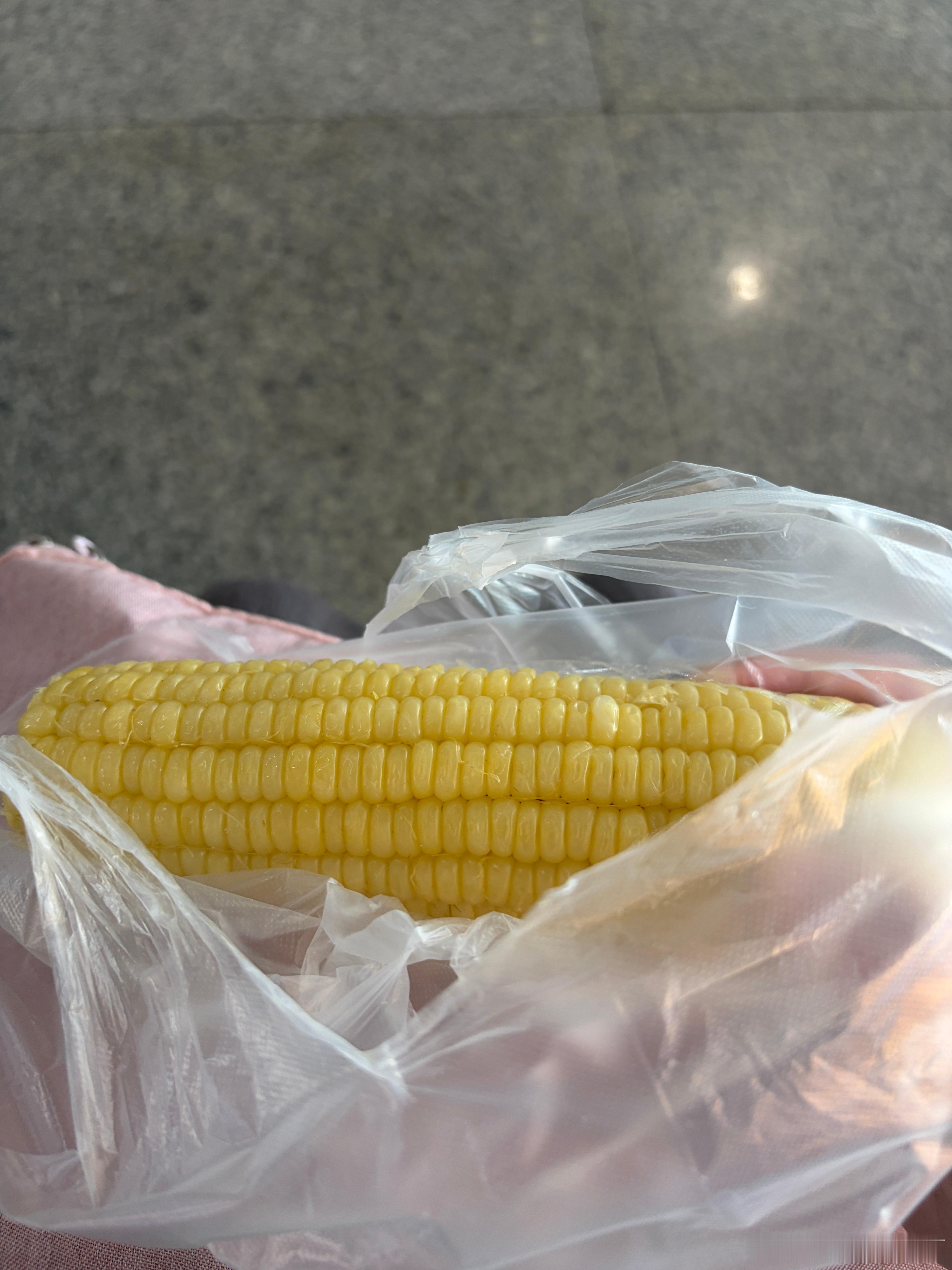 小时候喜欢吃老玉米现在到了主动要求嫩玉米的年纪牙口没问题胃承受不住了