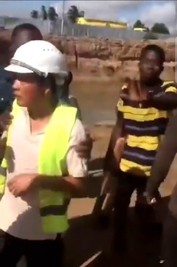 刷到这段在非洲工地拍的视频，真的瞬间揪心。
画面里，穿反光背心、戴安全帽的中国工