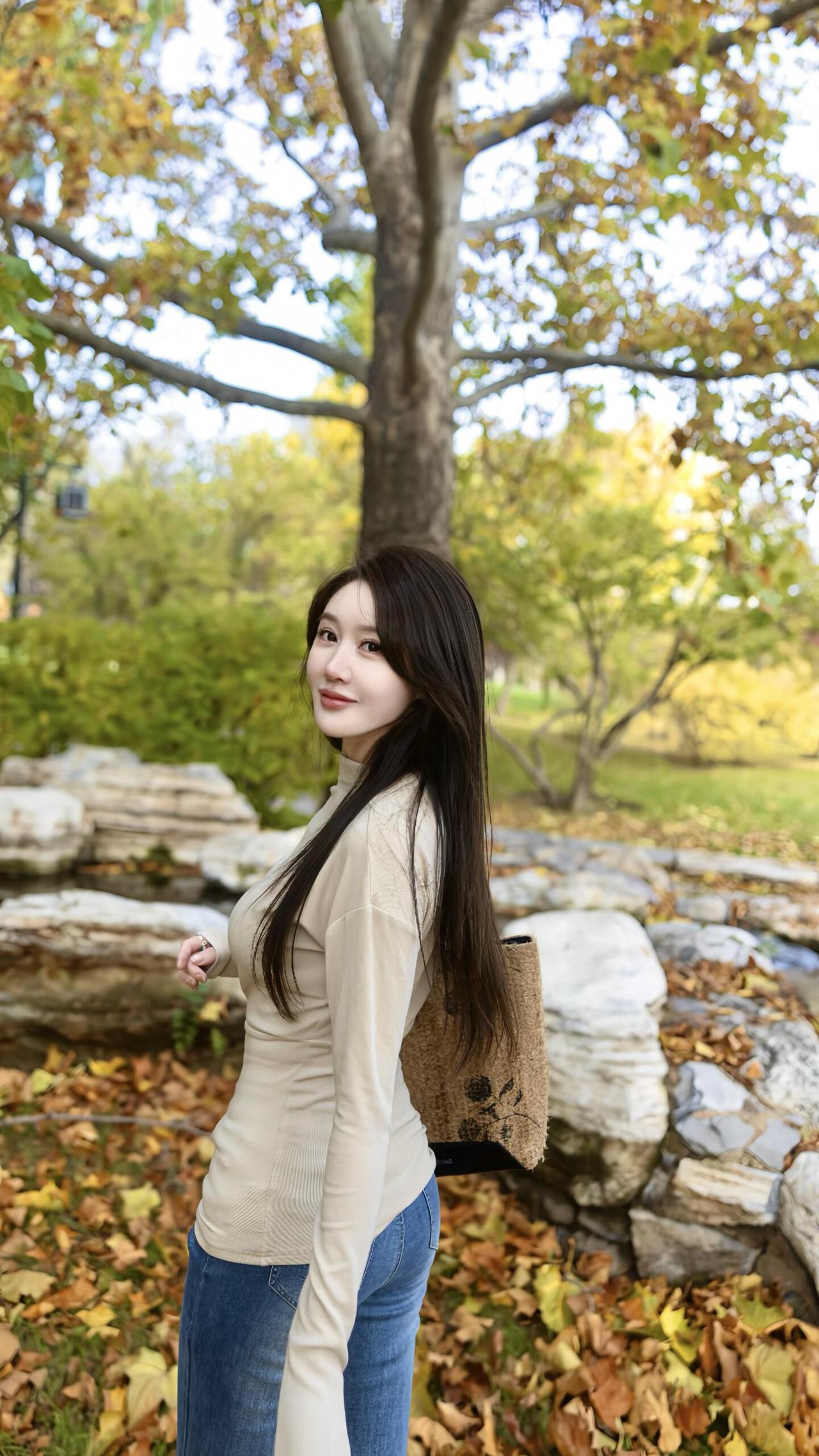 秋意漫行
 
米白针织的软，裹住秋阳的暖
牛仔蓝掠过青石，踩碎满地金黄
她拾起一