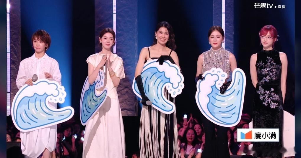 曾沛慈团再一次拿到900多票，已经断层第一名的存在，全员安全晋级，安崎团应该很难
