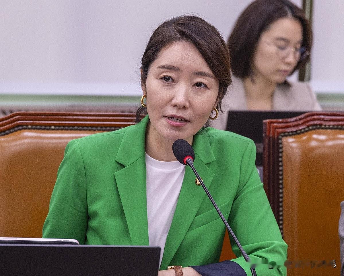 1月4日韩国首尔江西警方传唤告发人、正义党江西区委员长李尚旭，就共同民主党前议员