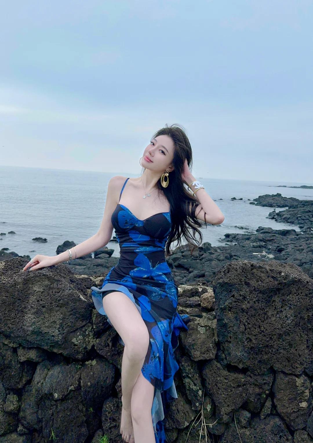 疏韧含华的气韵漫溢于肌理褶皱，不张扬却自带清旷穿透力，将“疏而不浮、韧而不刚、华