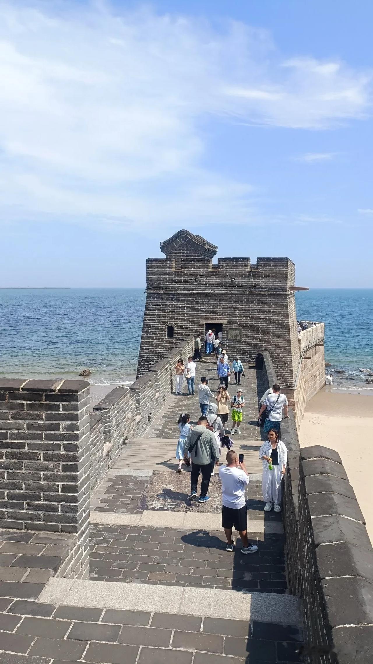 夏游山海关
 
千里辞家暑日走，薰风送我榆关游
边城谍报连山麓，万里长城入龙头。