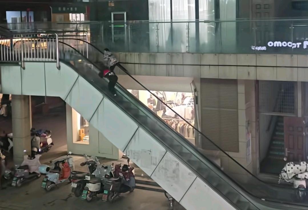 这俩孩子也真的是大胆，在楼梯上滑滑梯，看着那么高，也不怕掉下去。不过还好没出事，