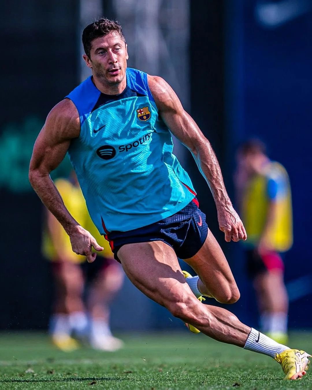 ESPN：巴塞罗那正在考虑与莱万多夫斯基续约一年，前提是降低他的薪水。 弗里克和