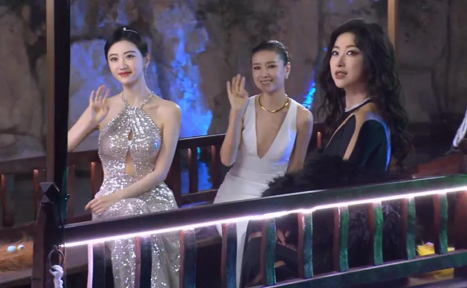 景甜这次真的赢了呀，在大美女董洁和朱珠身边，依旧美的肆意张扬! 一袭流光长裙，恬