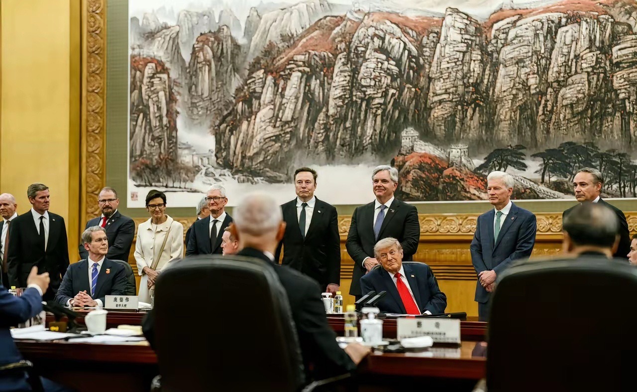 这种“安静站位”的姿态，反而比任何高调的身份介绍都更有分量。它无声地传递出一个信