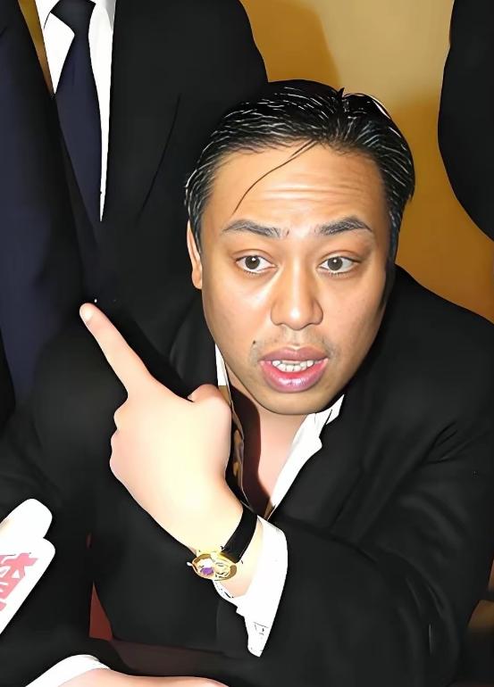 香港“地产神童”罗兆辉，27岁，身家20亿。他最爱跟人聊一个理论：“女人这东西，