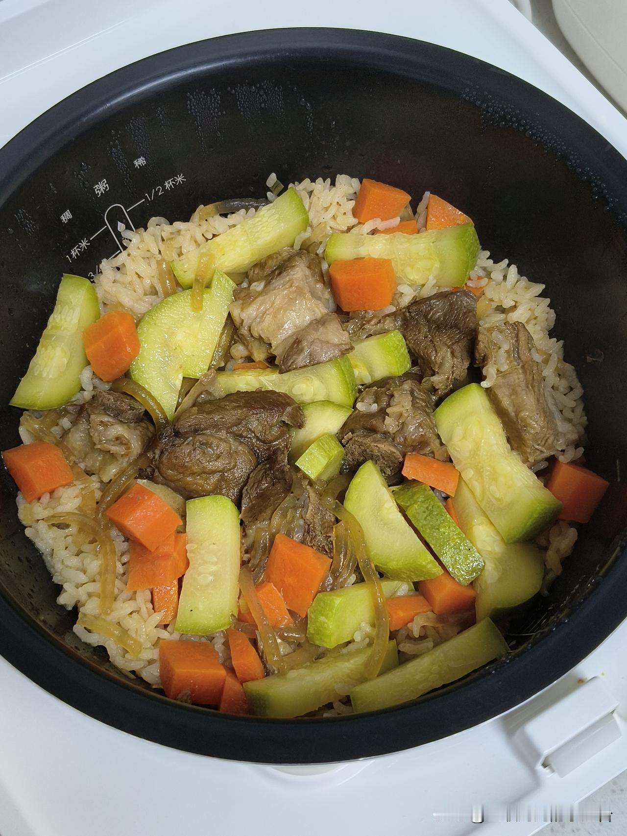 这也太好吃了吧，
真香啊~

每次吃这样的焖饭，
女儿都会这样说，
直接把情绪价