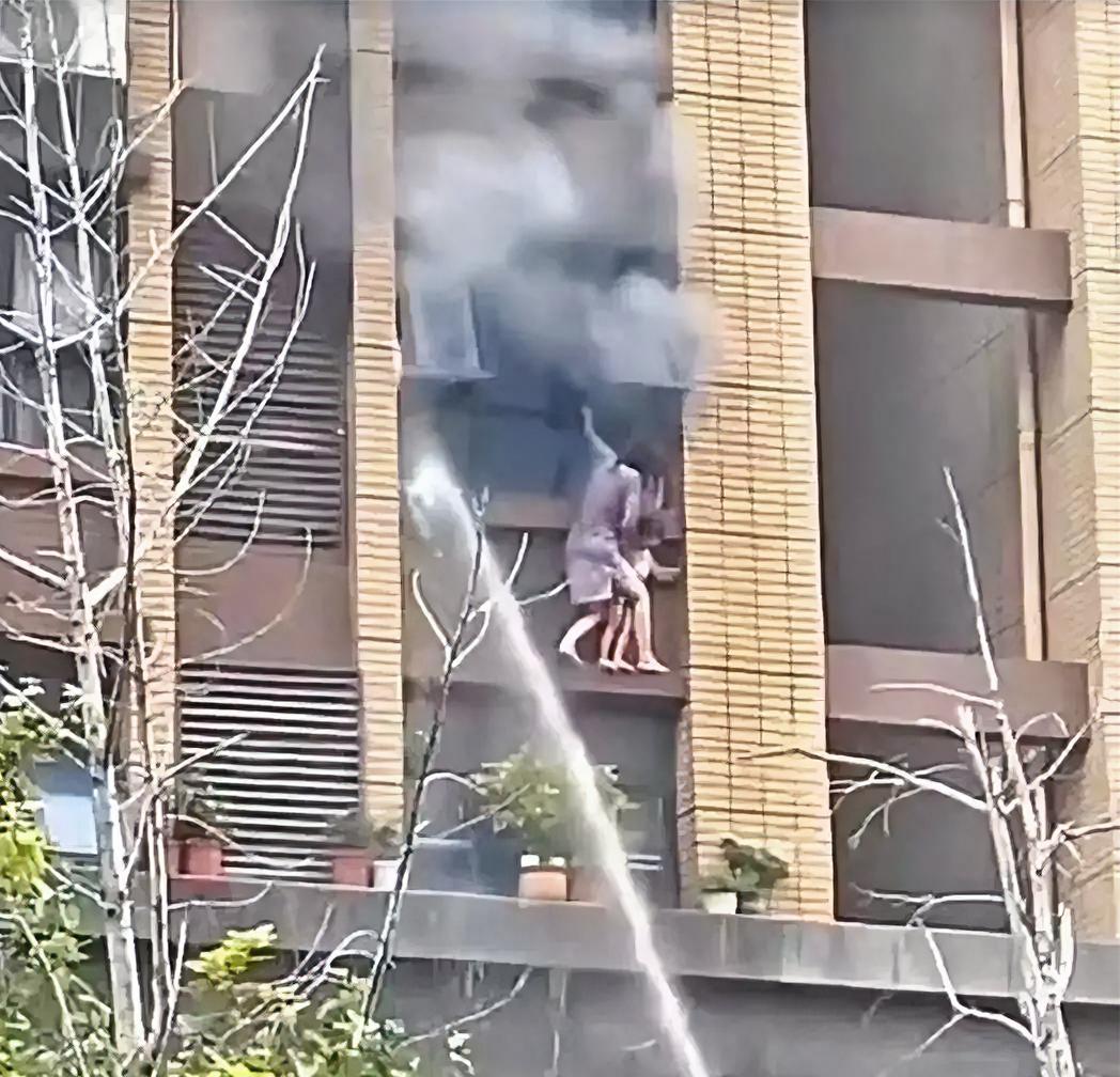 万万没想到。连云港小区火灾母女俩坠楼事件，我原本以为当时只有这对母女俩在家，没想
