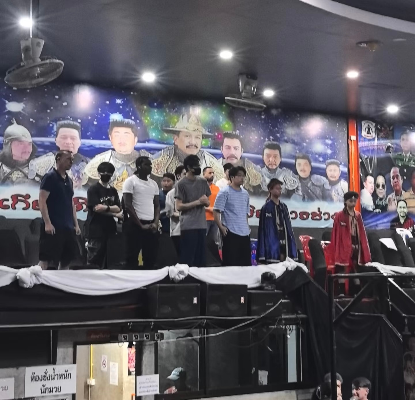 宋威龙去看拳击赛了泰国拳击馆偶遇宋威龙 人群中的威龙这个突出 