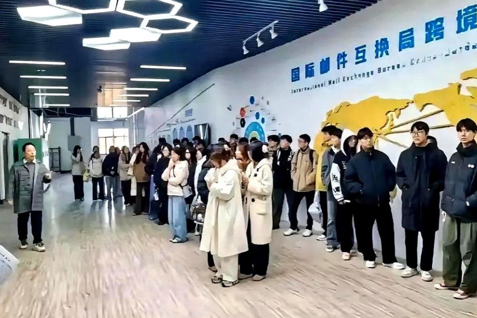 终于有大学生敢提出质疑了：明明大四整年在实习单位，凭啥还要交全额学费？人压根没回
