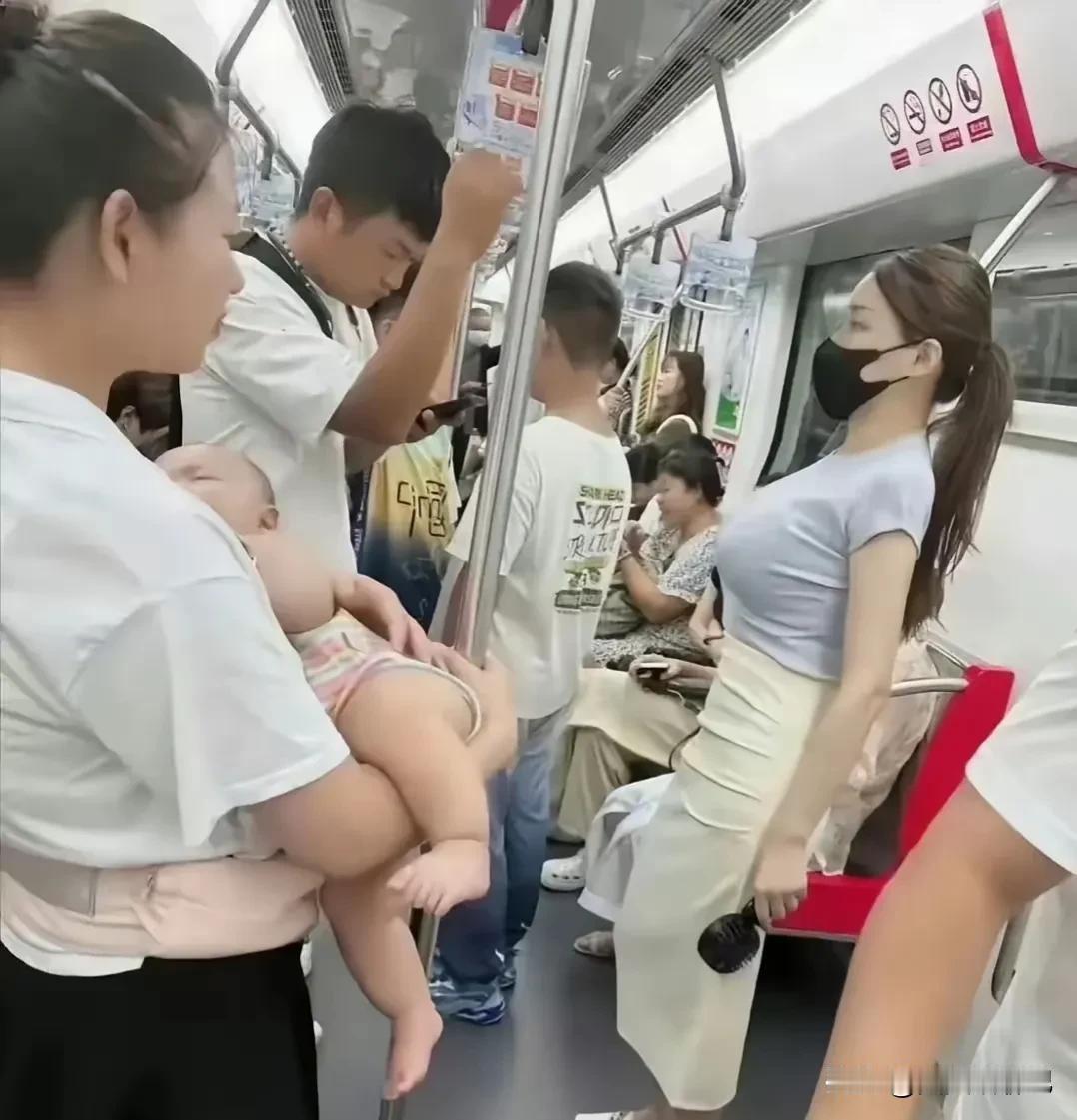 地铁上遇到有抱小孩的妇女，
你会主动让座吗？

真的奇怪，地铁之上，一位带小孩的