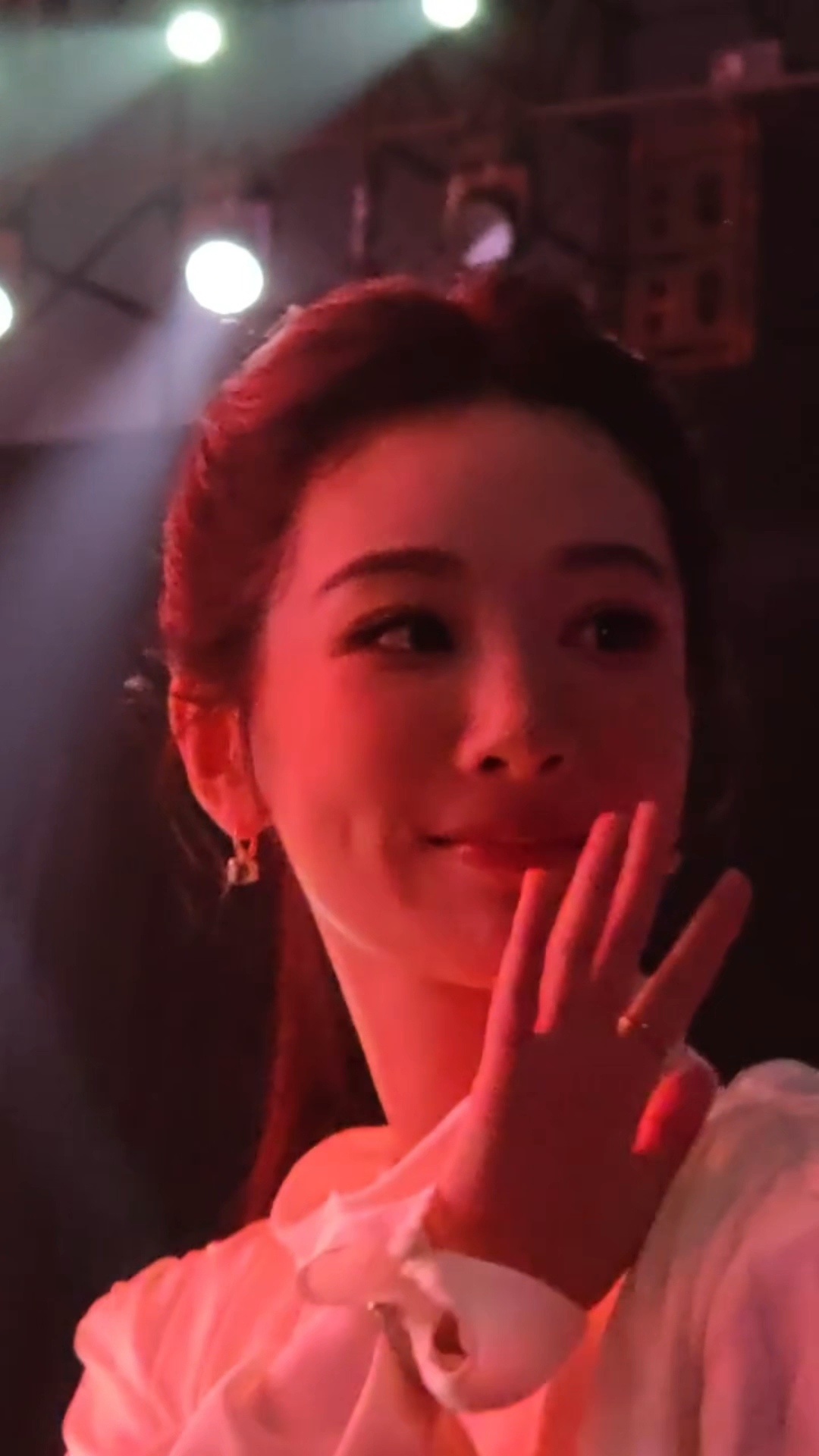 杨紫 怼脸美貌女紫视后你每天都在试图美晕姐姐 