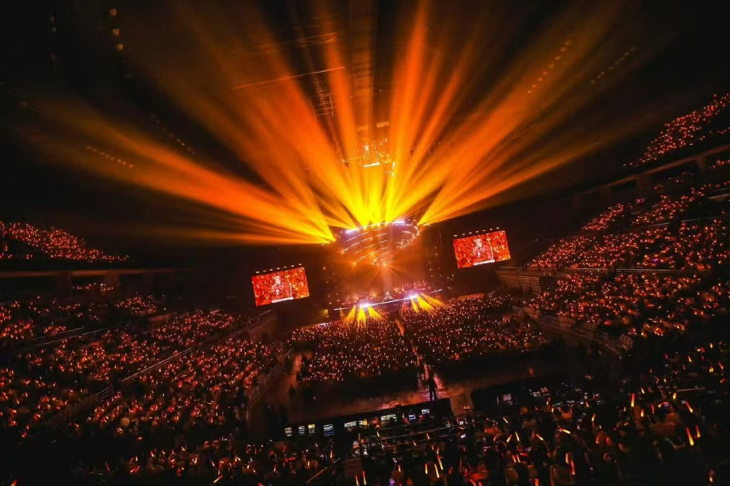 海来阿木送给大连的礼物是新歌 海来阿木在大连巡演，现场就像一场盛大的音乐派对！在