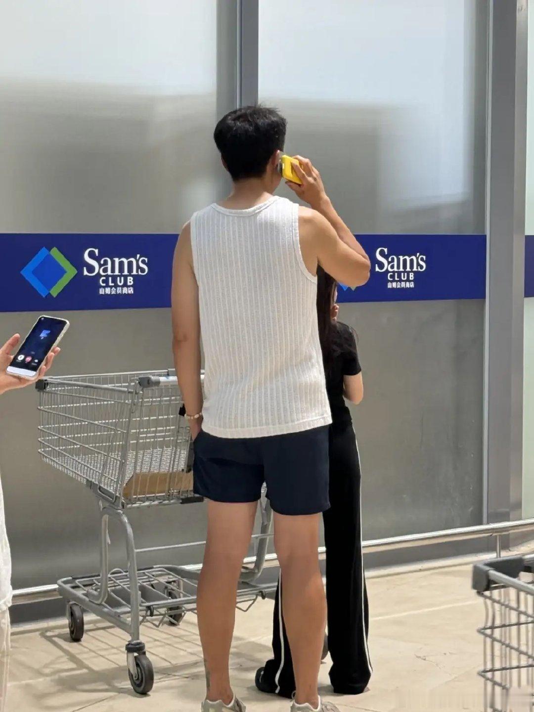 爸爸和奶奶带小酒窝逛山姆爸爸和奶奶带小酒窝逛超市爸爸和奶奶带小酒窝逛山姆，这种陪