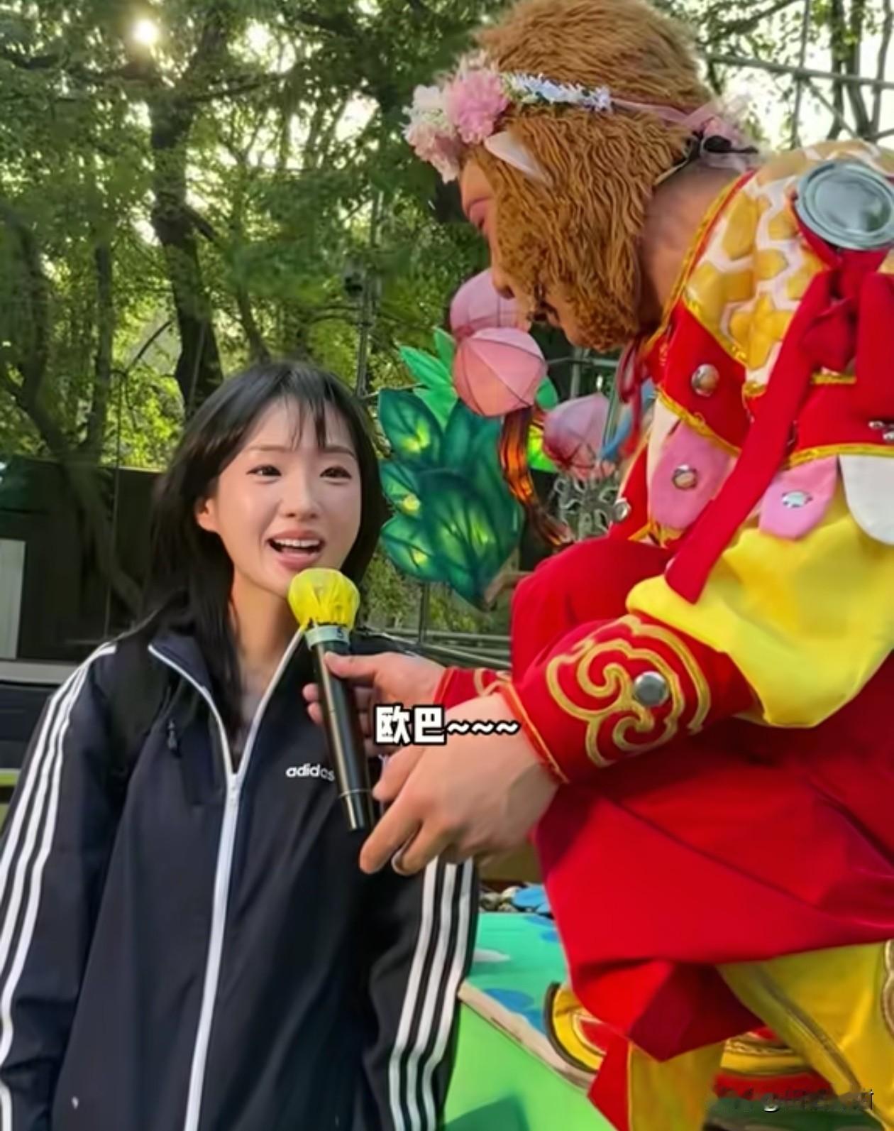 基本祐利的一句“欧巴”，雪饼猴王铁柱给跪了。

一韩国女网红到长春动植物公园投喂
