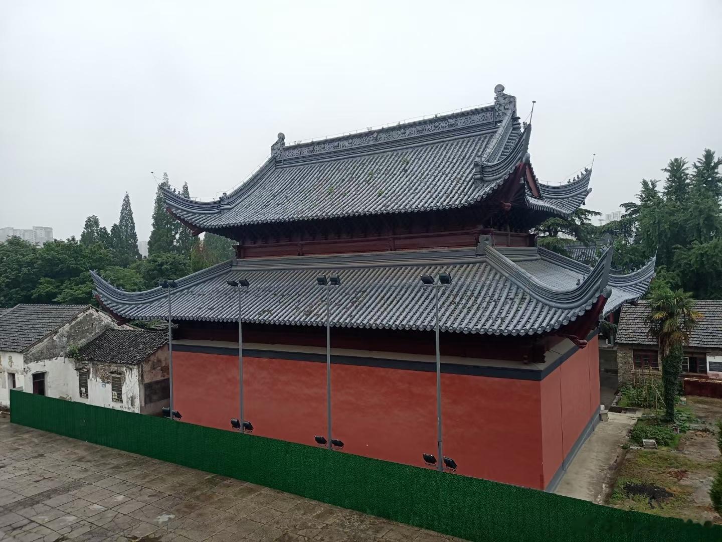 六合文庙，保存相当完整，留下了宫墙、泮池、侧坊、棂星门台基、戟门、大成殿，甚至还