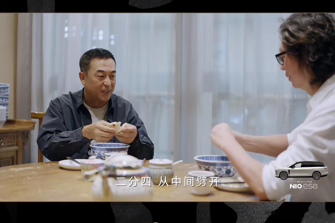 张嘉益在《十三邀》里有个细节，特有意思。 许知远跟他一边聊一边吃泡馍。馍掰完了，