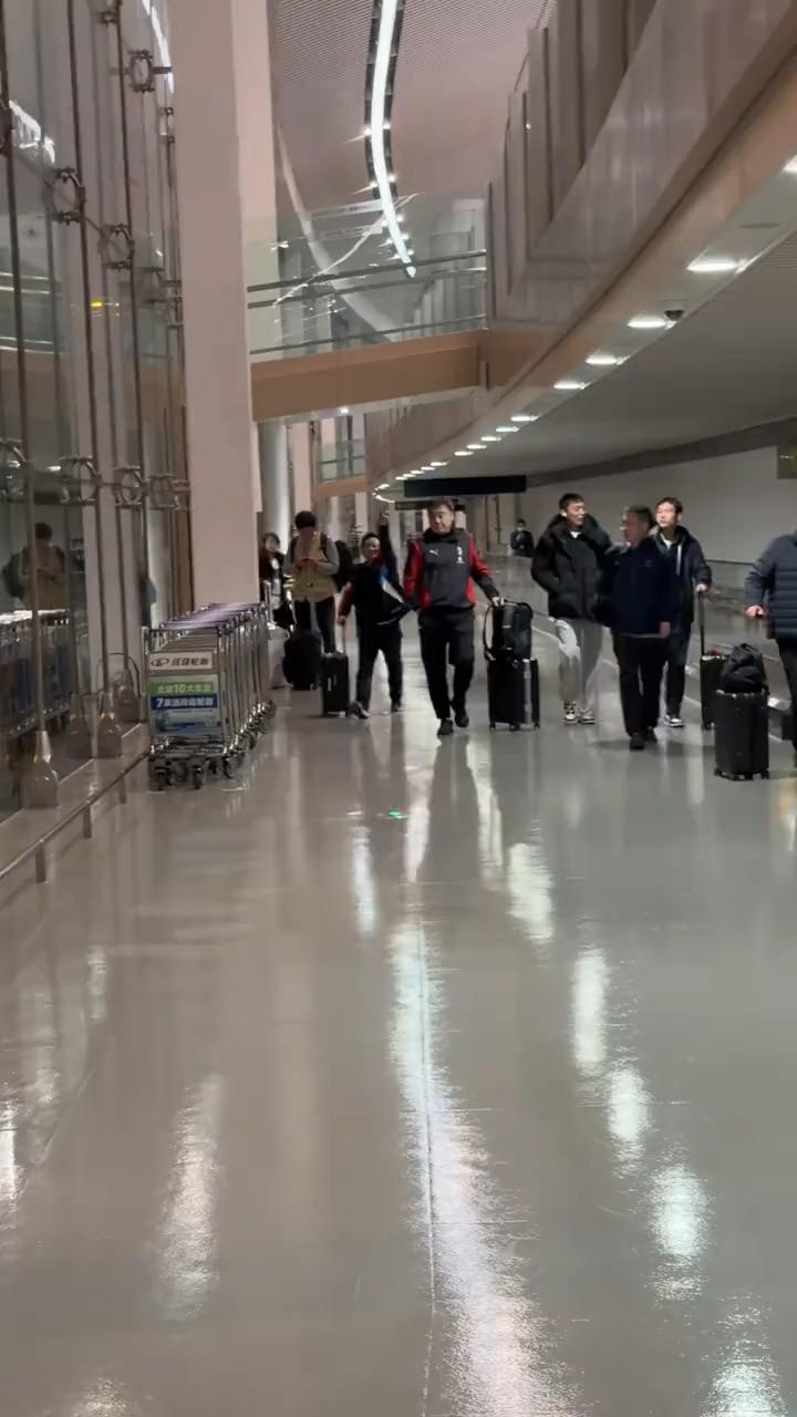 今天要吃什么？今天一定有成人之美。开小店，回来了。老天爷，终于回国了。今天中午吃