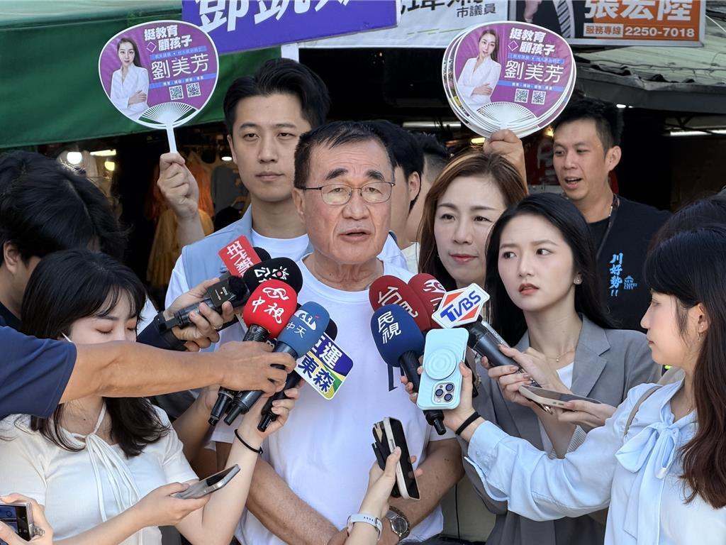 苏贞昌打断川伯致词还用力拍肩 陈挥文：这是在帮李四川
国民党新北市长参选人李四川