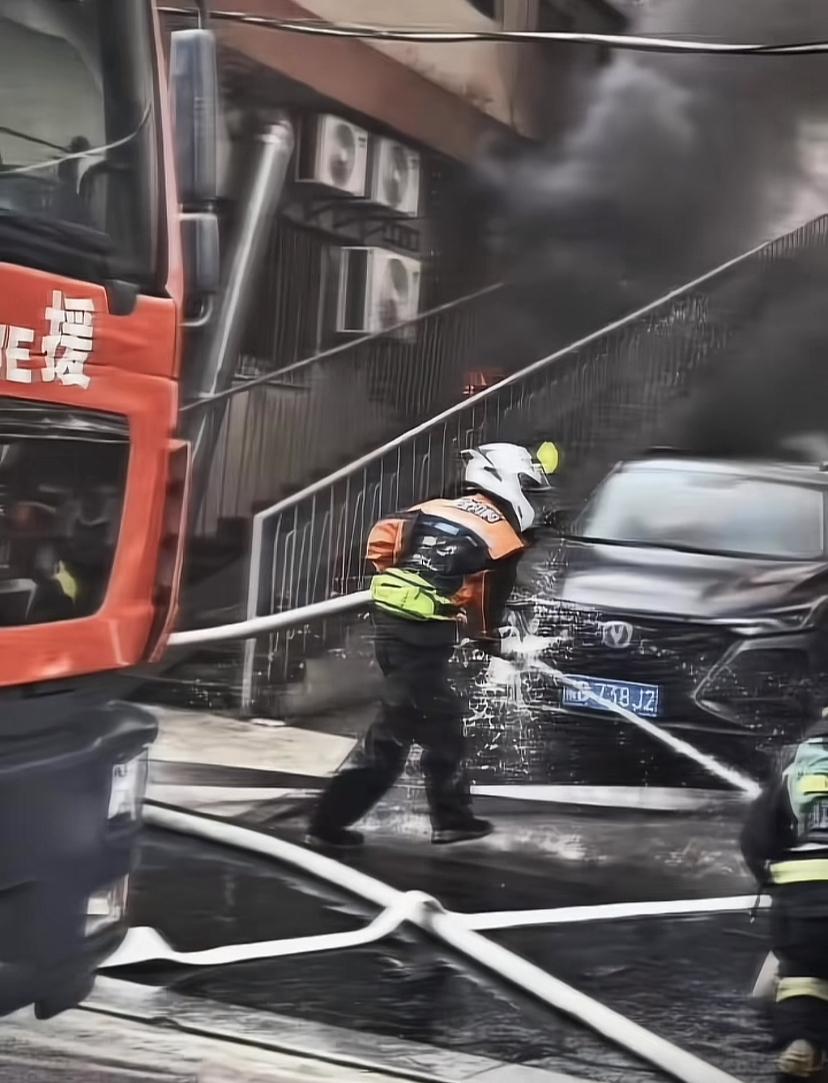 宁波一外卖小哥在送餐途中扑灭了一场火灾！

刚好这个外卖小哥自己是带着运动相机的