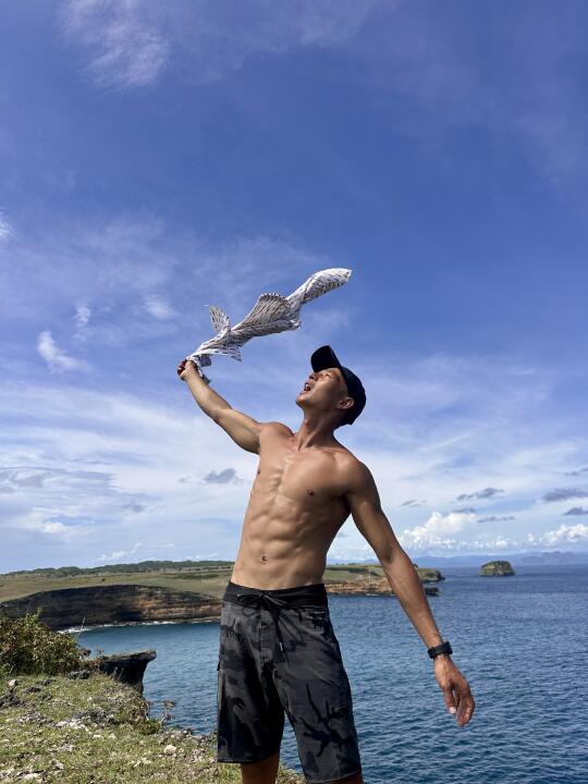 骑着摩托载着冲浪板来到了世界的尽头