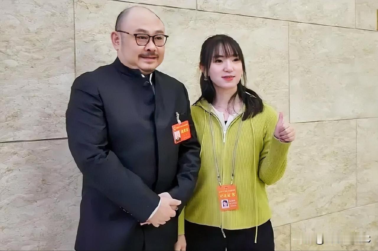 下面照片刀郎出席成都人大代表时与刀迷的合影。
刀郎能成为成都人大代表名副其实，这