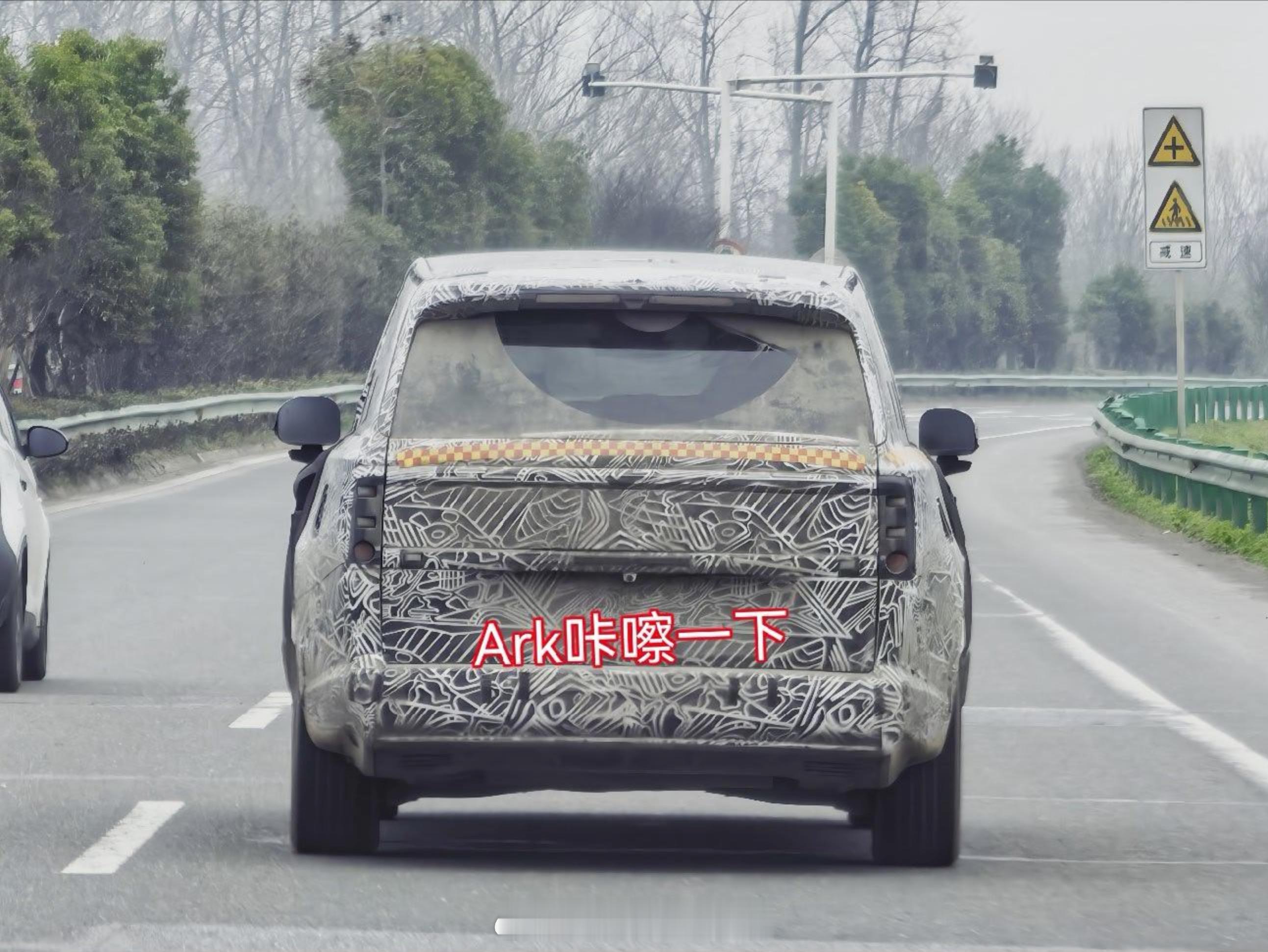 “口”字形车尾的9系SUV去年已经有一款了，这又来一个，是小米YU9？小米汽车