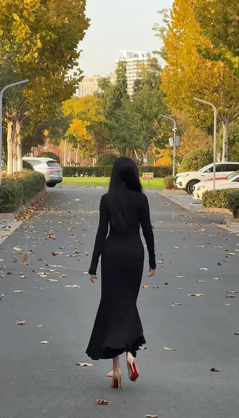 秋意漫路，红底鞋踩碎落叶的温柔，步履间皆是独有的风情