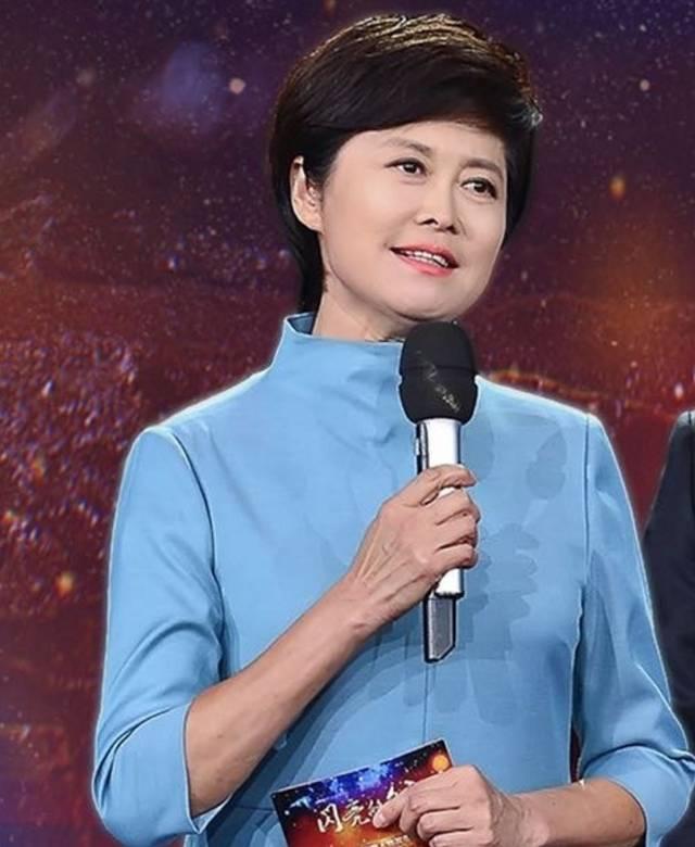 2026 年 5 月 30 日，70 岁的敬一丹站在北京大学汇丰商学院的毕业典礼
