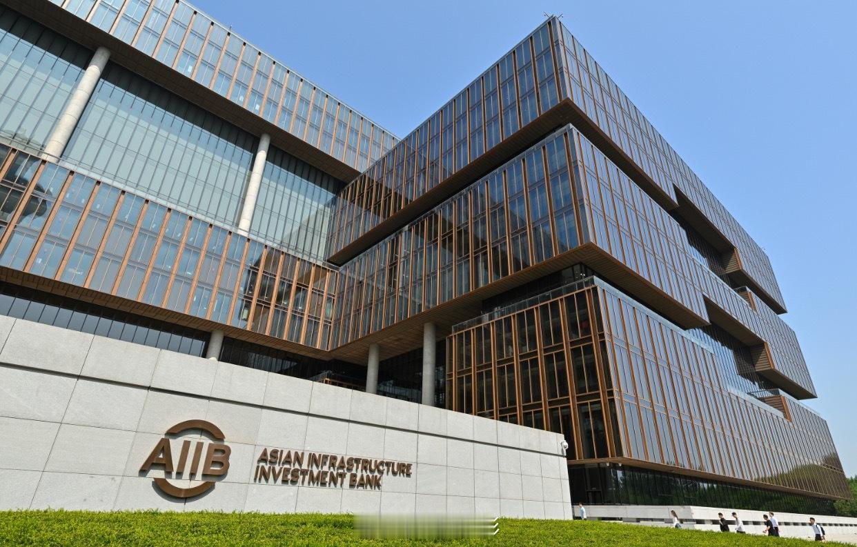 亚洲基础设施投资银行（亚投行）批准哥伦比亚加入成为成员，亚投行成员总数增至111