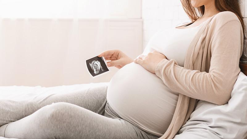 ′查出怀孕那天，我满心欢喜的想要告诉未婚夫裴循。手机突然被推送新闻。苏氏集团