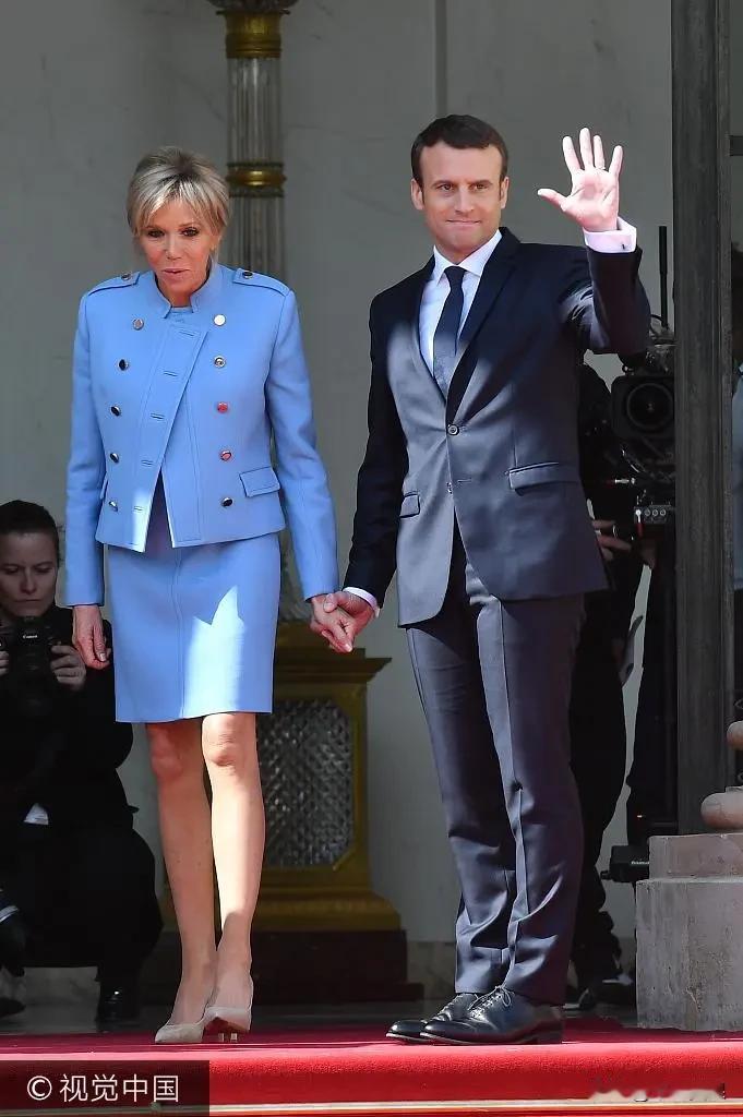 法国总统人生中两位最重要的大姐姐，一人是现在的妻子布丽吉特，还有一位是谁？

媒