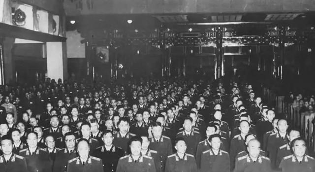 1955年授衔，徐向前成为十大元帅之一，而曾与他并肩领导红四方面军的总政委陈昌浩