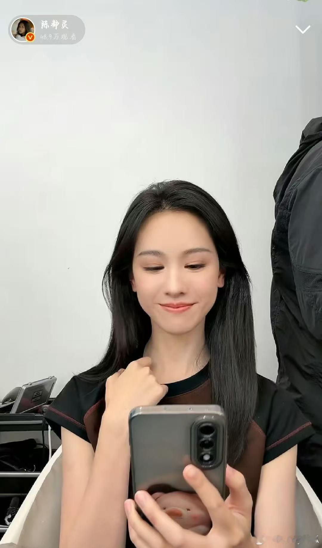 陈都灵生日直播连读粉丝来信生日当天，陈都灵的直播不仅是一个庆祝的时刻，更是一次心