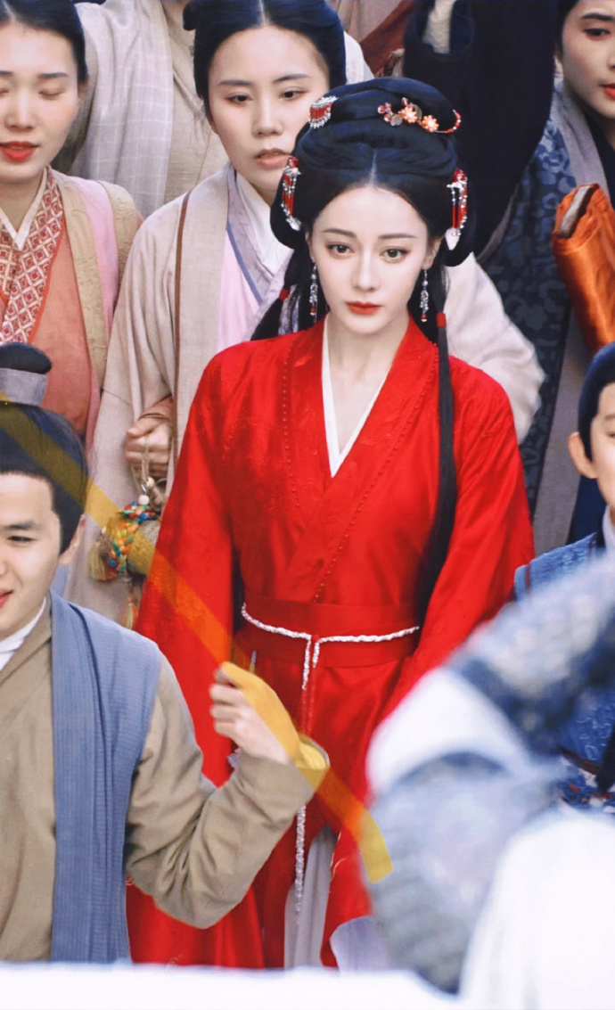 迪丽热巴红色v领古装 迪丽热巴慕胥辞古装红衣造型好美呀，这盈盈一握的腰好细  