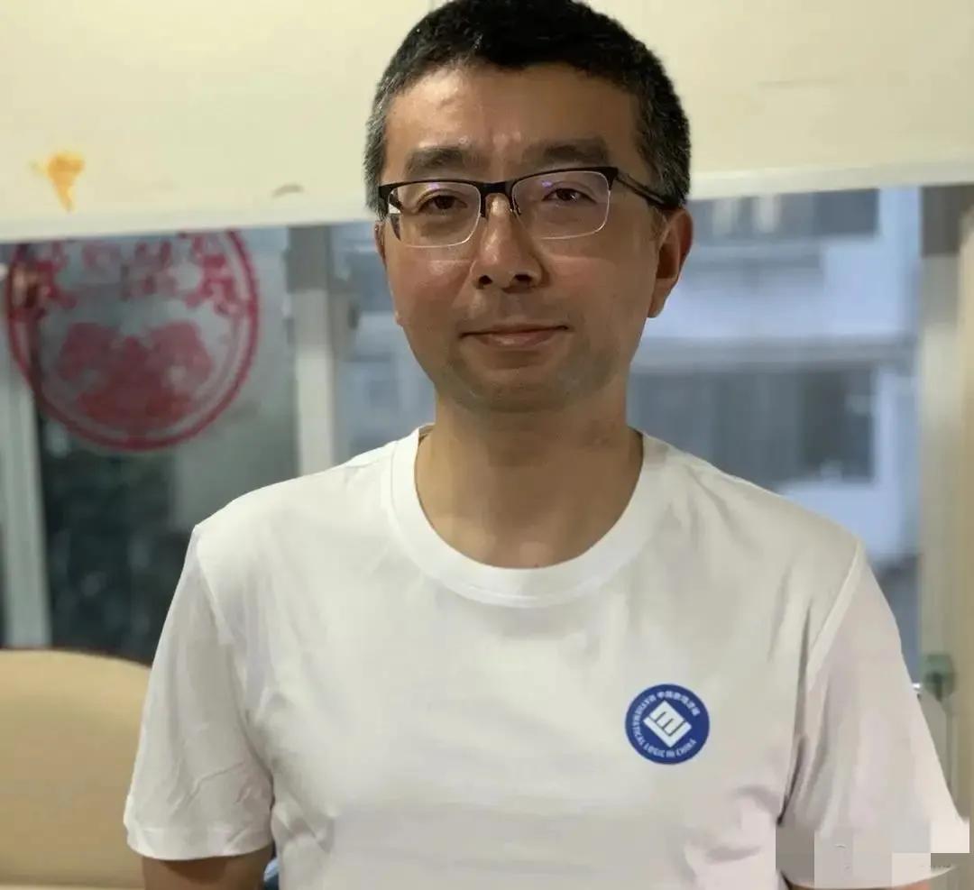 南京大学这位院长的辞职信，最让人羡慕的不是他敢把“院长”两个字拿掉。而是拿掉以后