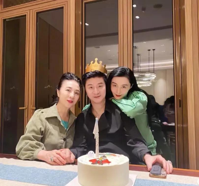 范丞丞他爸爸今年74岁了，前段时间当过了74岁生日，看着状态说他是47岁我都信。