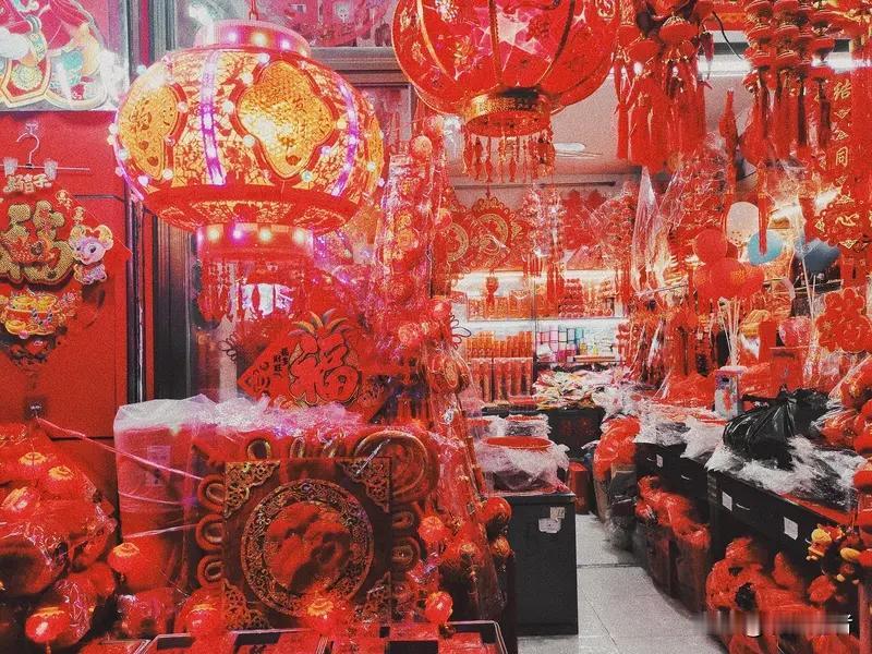 中国年正以独特魅力席卷全球。春运人潮中闪现异国面孔，除夕夜空交织多国语言，来华过