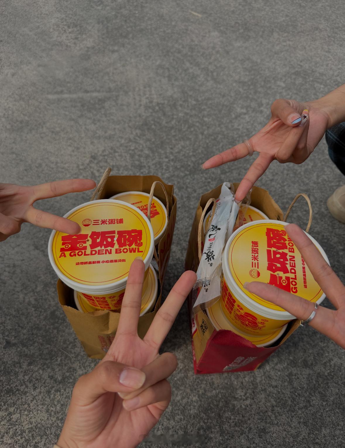 丞磊请粉丝们喝腊八粥丞磊片场请粉丝喝腊八粥 丞磊也太有心了 