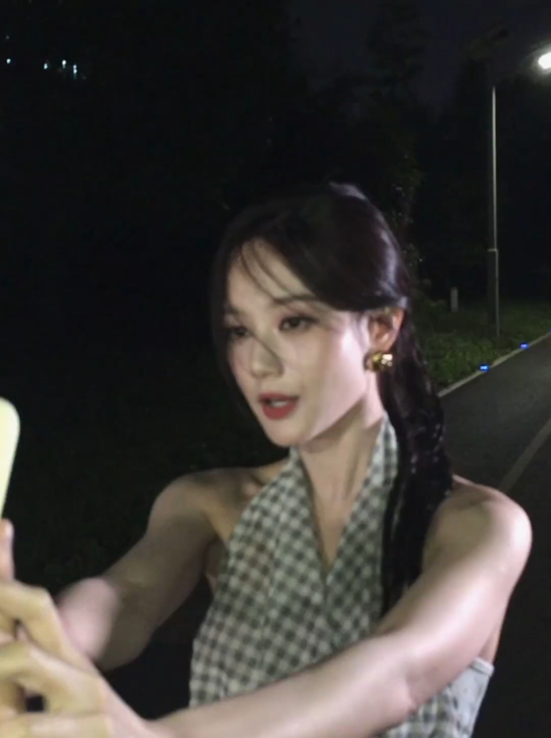 李一桐让哪张看不懂问我李一桐氛围感实况李一桐分享自己的夜间氛围感实况，清冷又高级