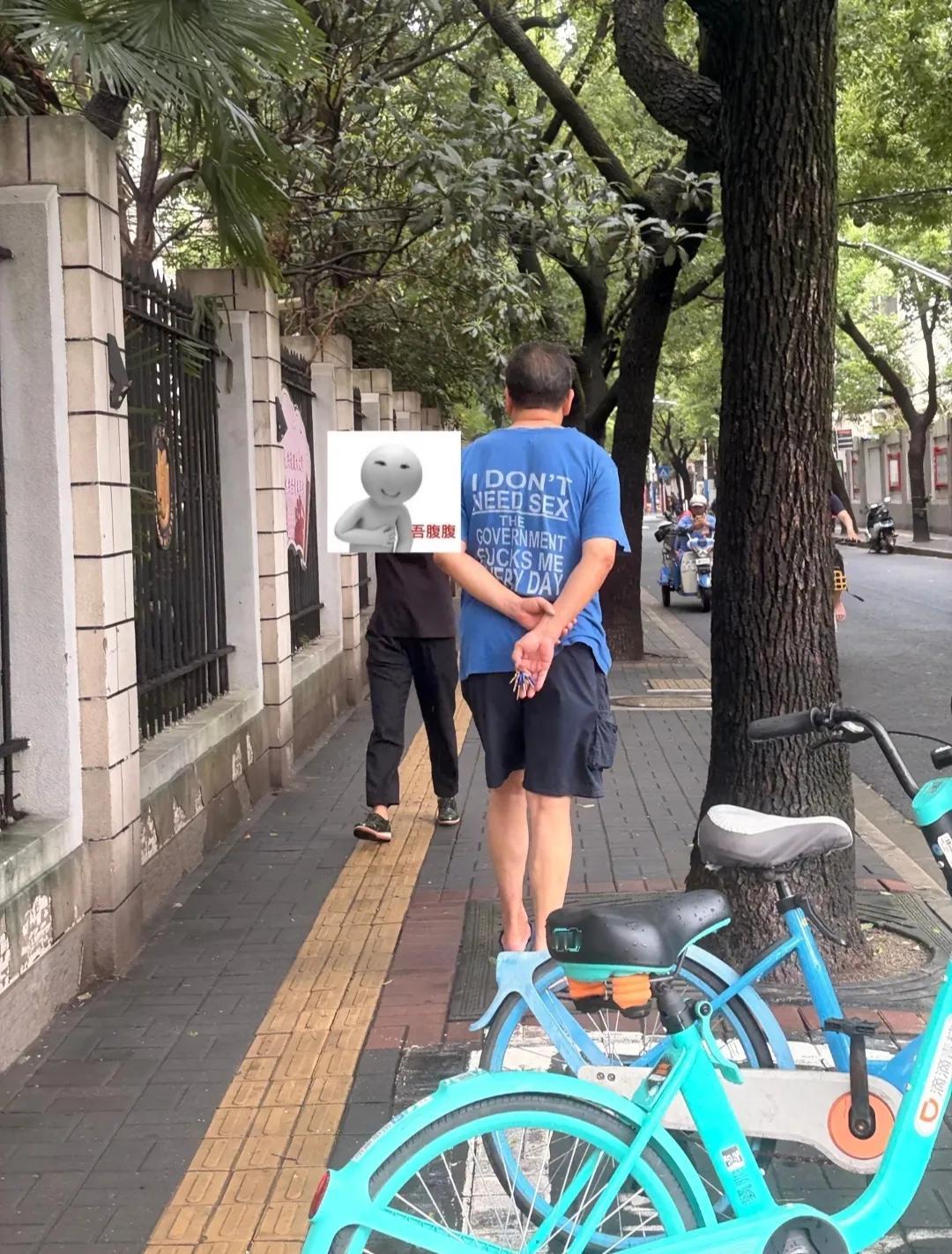 不懂英文，印有英文字母的衣服千万不能乱穿！
