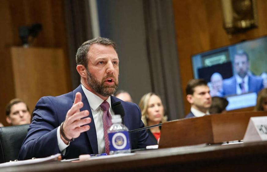 离谱又讽刺！美国政府悄悄停摆，机场安检员无薪硬扛
美国正上演一场无人察觉的政府停