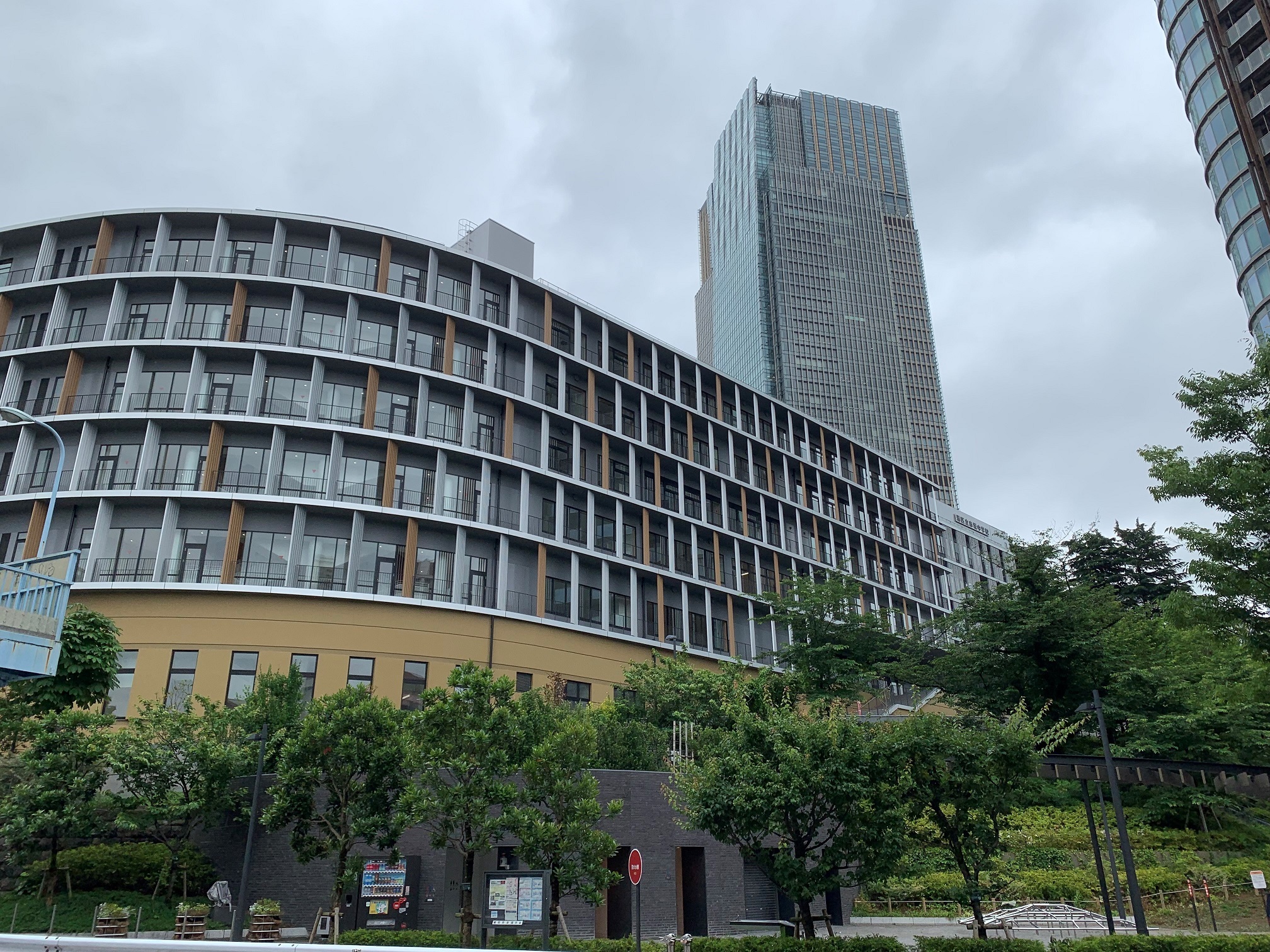 虽然日本没有国内意义上的学区房，但看完东京港区的中学后，感到教育资源差距还是明显