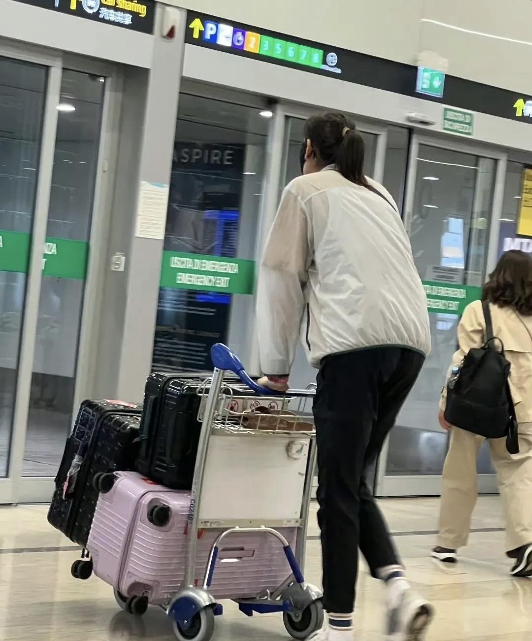 意大利传来消息：朱婷顺利抵达！
有网友拍摄到朱婷的照片：
她正在推着行李，离开机